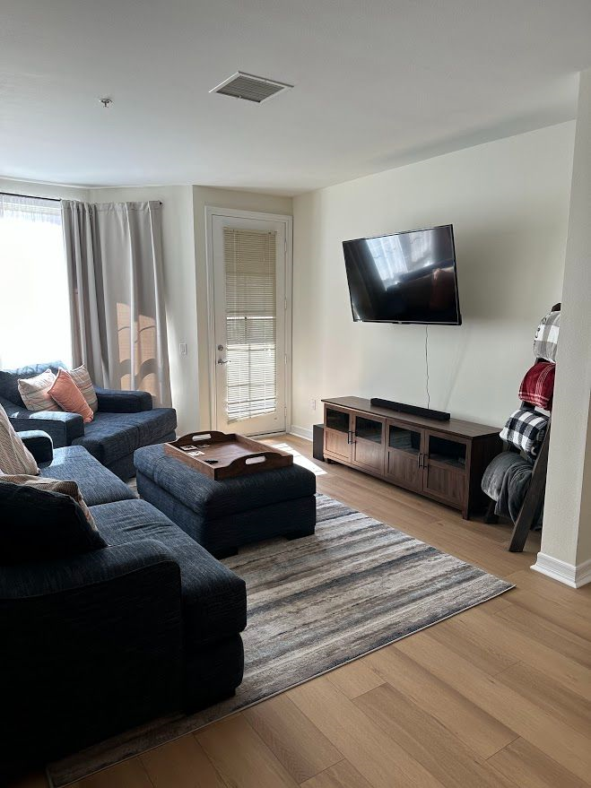 Beautiful Modern and Ideally Located Apartment Near Downtown San Diego - Photo 2
