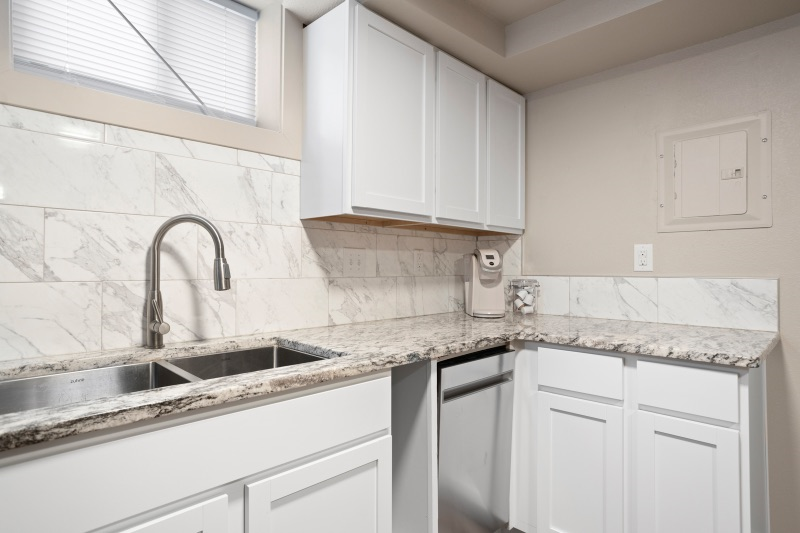Well maintained, Freshly Remodeled, Cleand, and Centrally located Room for Rent - Photo 8