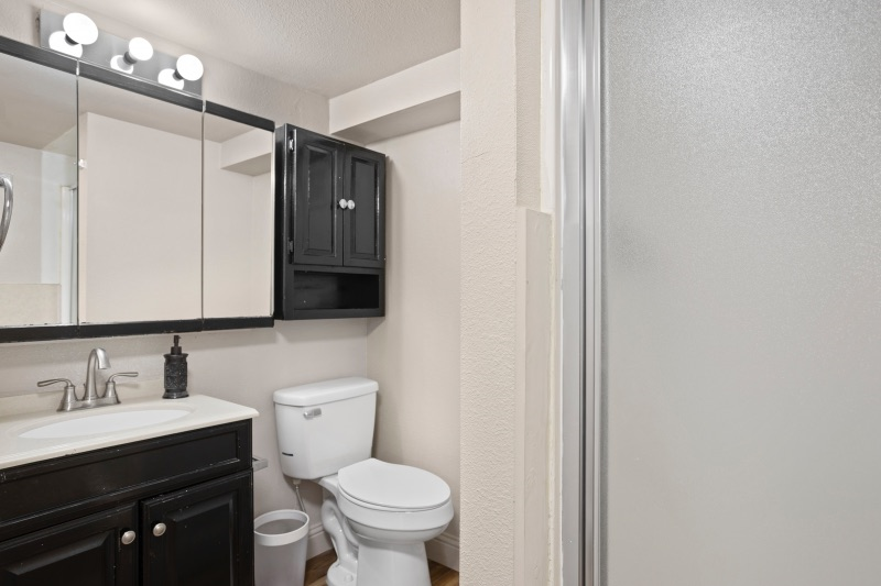 Well maintained, Freshly Remodeled, Cleand, and Centrally located Room for Rent - Photo 9