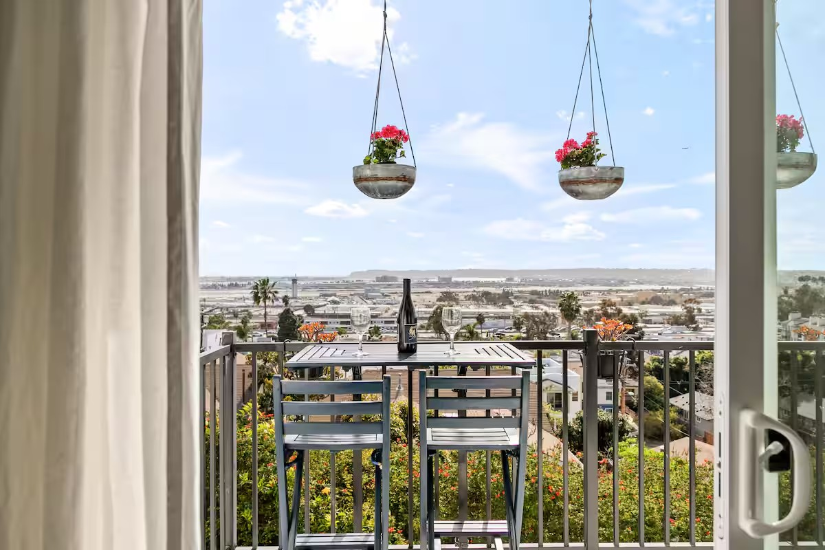 Mission Hills with Spectacular View of Harbor available for short-term stays - Photo 3