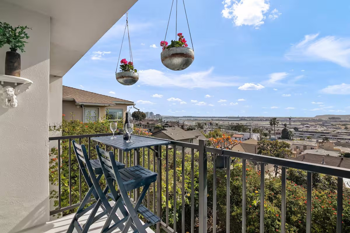 Mission Hills with Spectacular View of Harbor available for short-term stays - Photo 4