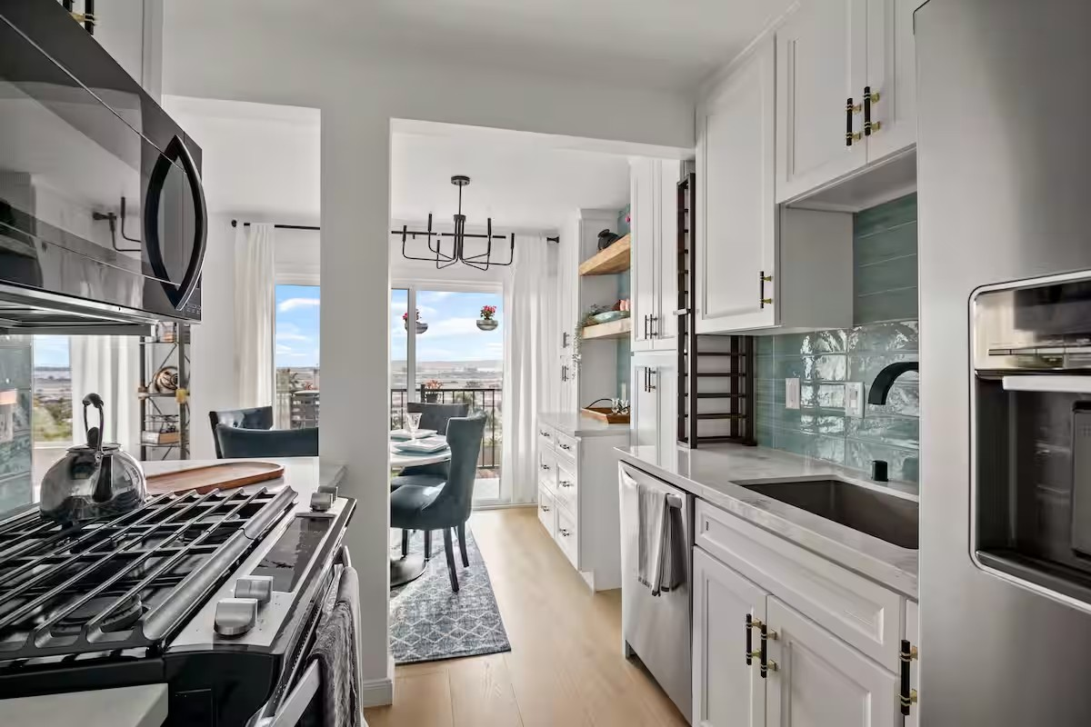 Mission Hills with Spectacular View of Harbor available for short-term stays - Photo 6