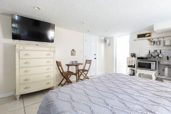 Downtown Lavender House Studio 1 min to the beach