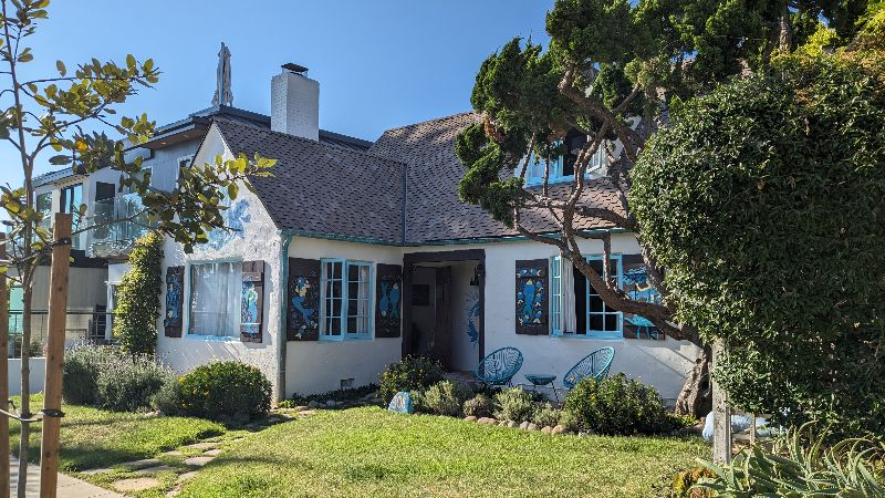 Historic Beachside Folkloric Charmer