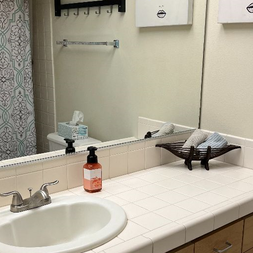Light and airy, safe, private room and bath - Photo 3