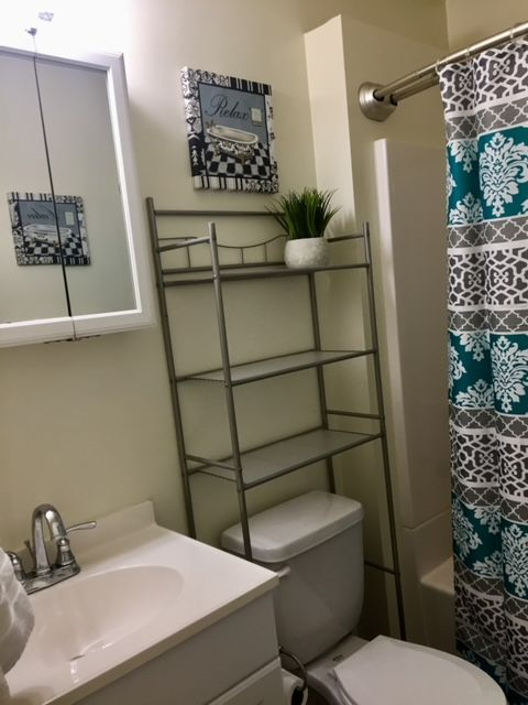 Cozy 2 bed apartment -Close to Hospitals-Plenty of Parking - Photo 11
