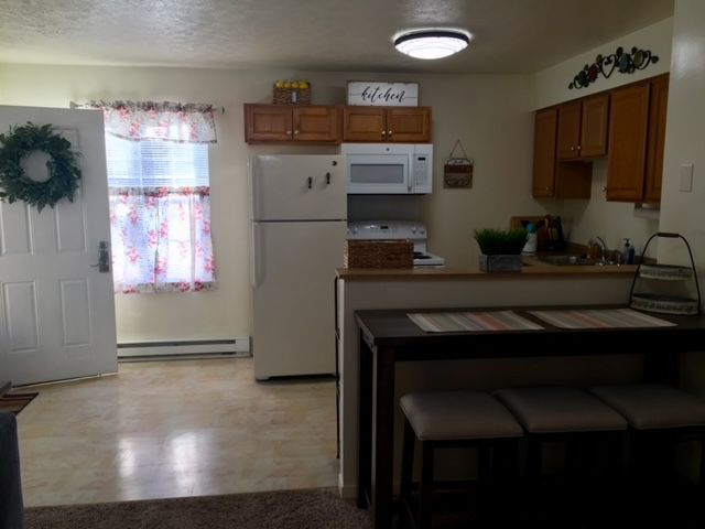 Cozy 2 bed apartment -Close to Hospitals-Plenty of Parking - Photo 2