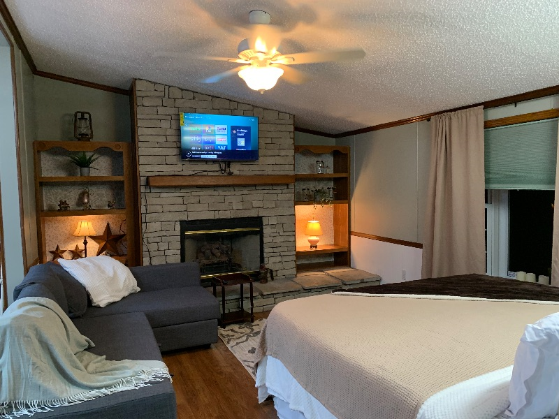 Studio Apartment with private covered porch - Photo 3