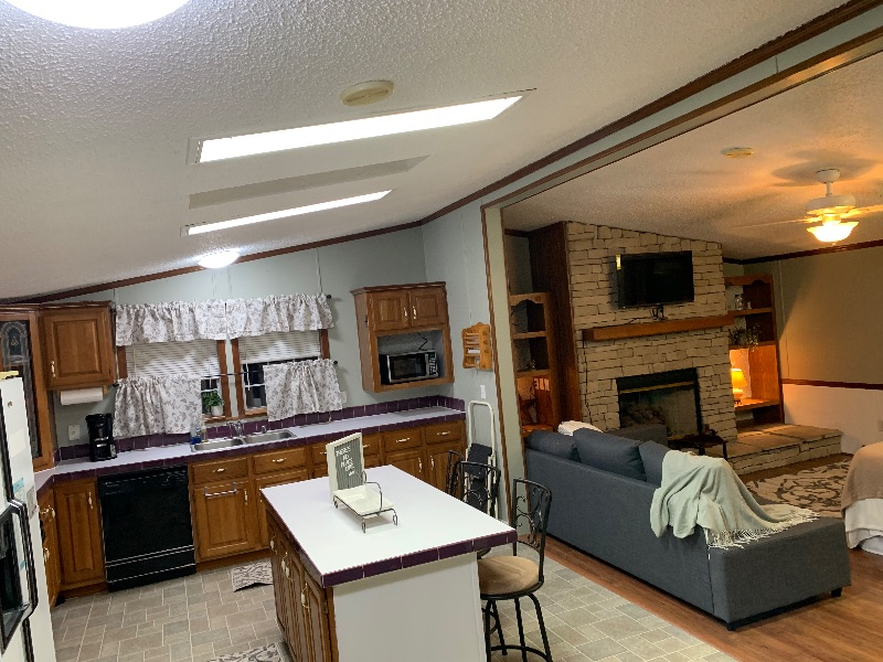 Studio Apartment with private covered porch - Photo 4