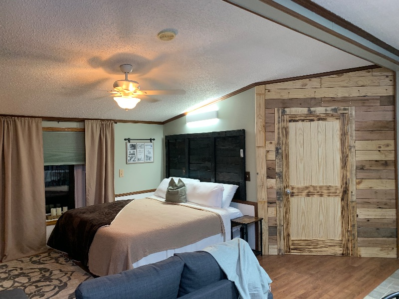 Studio Apartment with private covered porch - Photo 6