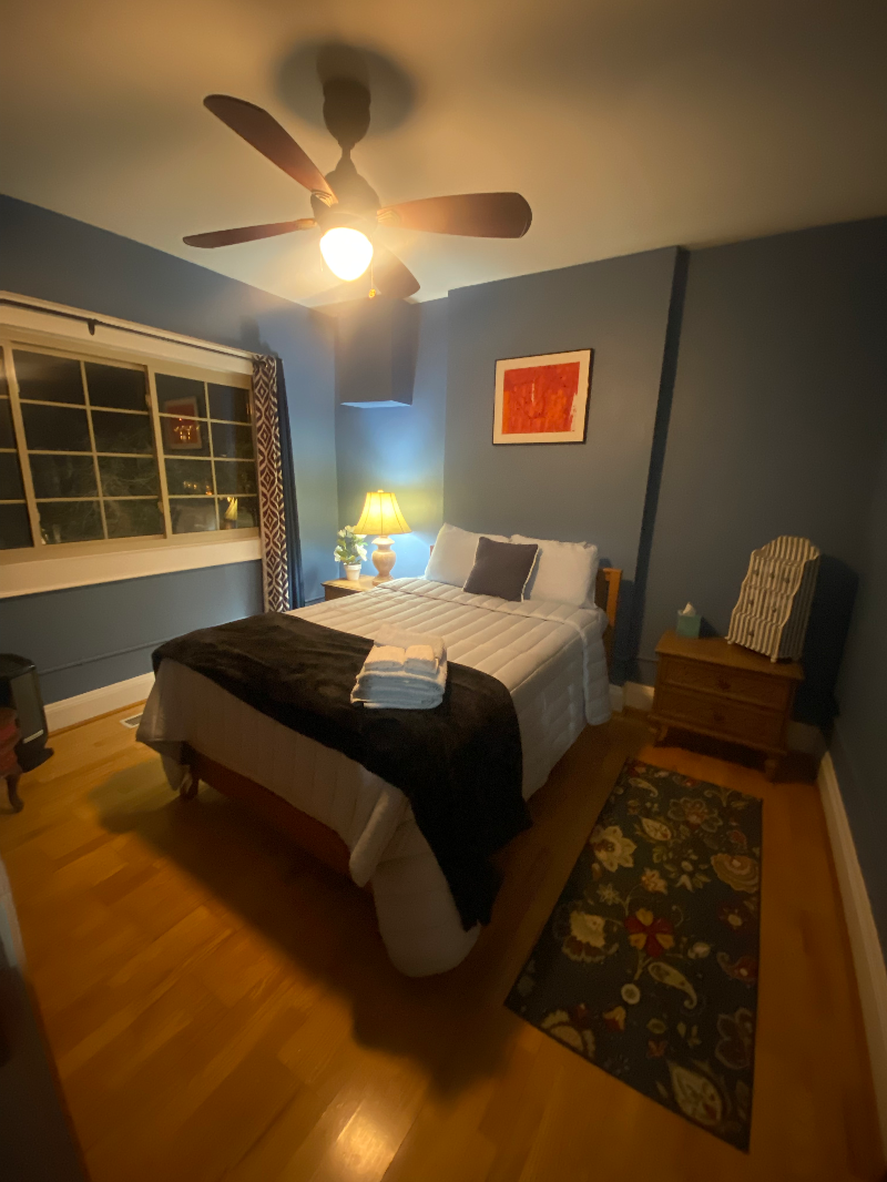 Lovely Private Private Room in Historic Larchmere