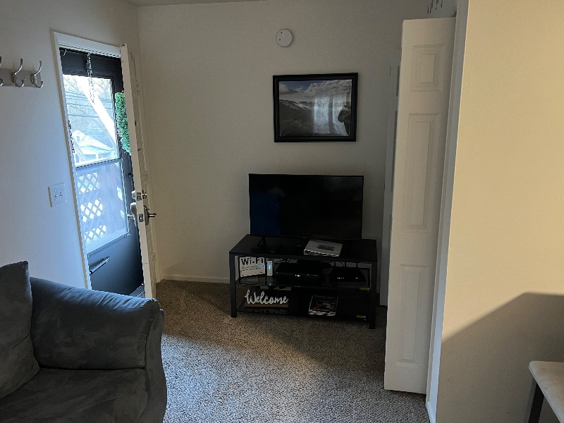 Sams  B Upstairs Apartment - Photo 9