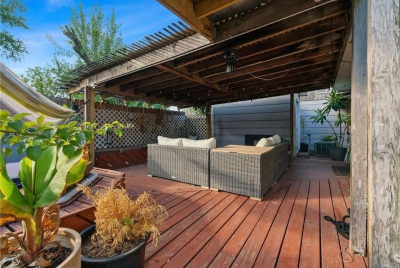 Charming 3 bd 2 bt home in central austin walking distance to several local spots and very close to - Photo 1