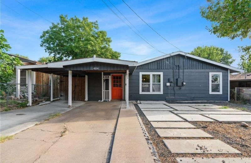 Charming 3 bd 2 bt home in central austin walking distance to several local spots and very close to - Photo 2