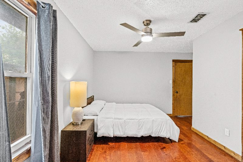 Charming 3 bd 2 bt home in central austin walking distance to several local spots and very close to  - Photo 10
