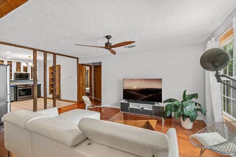 Charming 3 bd 2 bt home in central austin walking distance to several local spots and very close to - Photo 5
