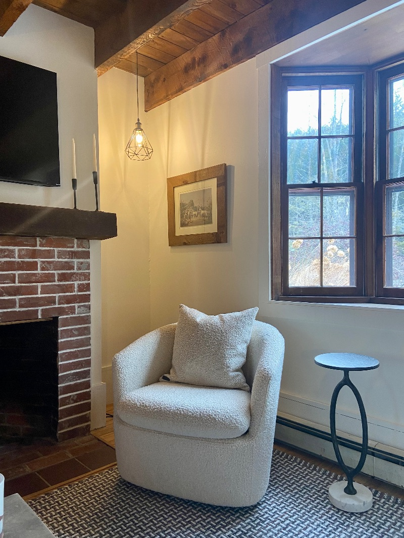Newly Renovated Two Bedroom - Photo 4