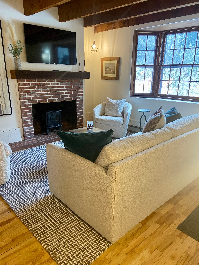 Newly Renovated Two Bedroom - Photo 5