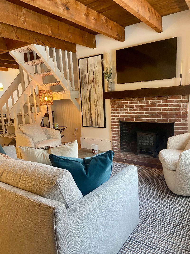 Newly Renovated Two Bedroom - Photo 2