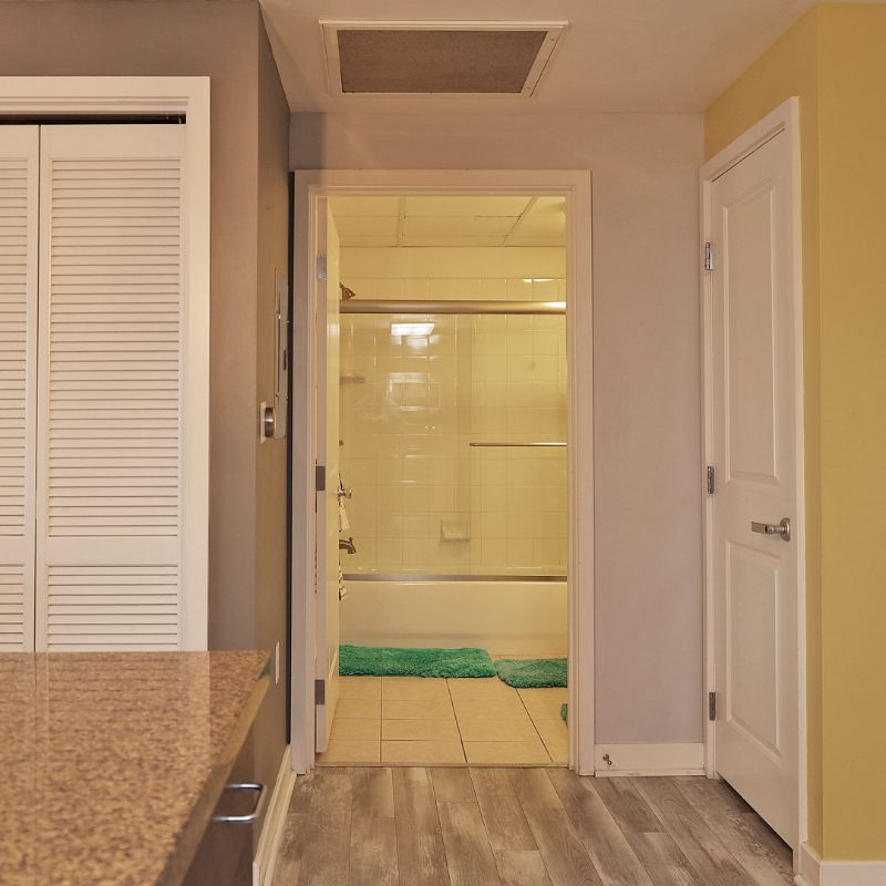 Beautiful condo in the downtown area with a workout gym roof top with amazing views of the city and nearby hospitals - Photo 6
