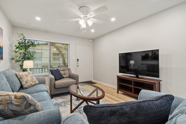 Classy 3BR/2BA with large pool in HEART of SOCO - Photo 2