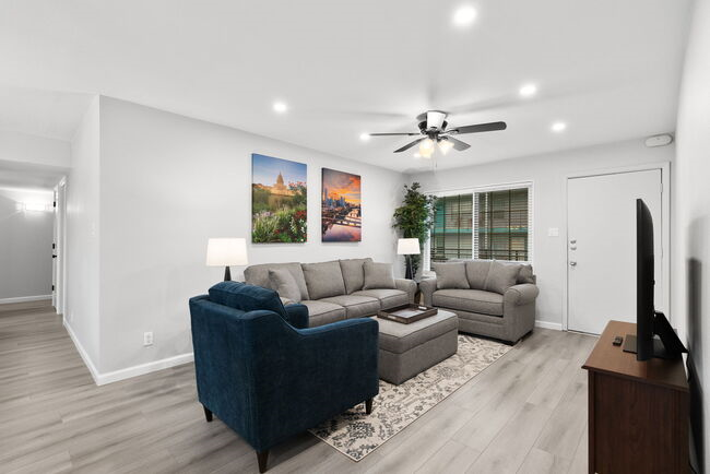Classy 3BR/2BA with large pool in HEART of SOCO - Photo 3