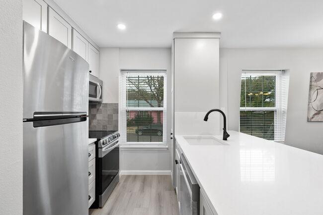 Classy 3BR/2BA with large pool in HEART of SOCO - Photo 5