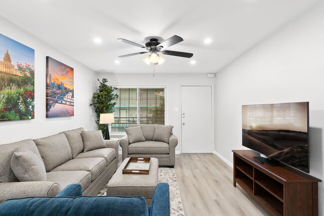 Classy 3BR/2BA with large pool in HEART of SOCO - Photo 2