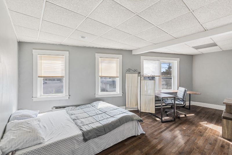Fully furnished (including all cool gadgets in kitchen), renovated (hardwood floors throughout, granite countertop, new bathtub), spacious studio apartment in the most sought after location, next to College Town/ UofR/ Strong Memorial Hospital. Apt 5