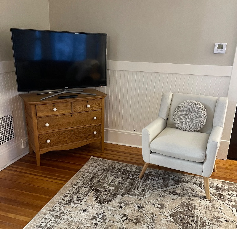 Spacious Second Floor Apartment near hospitals - Photo 3