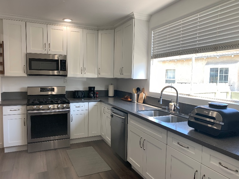 Spacious Luxury 2 Bedroom 2 Bathroom home - Photo 6