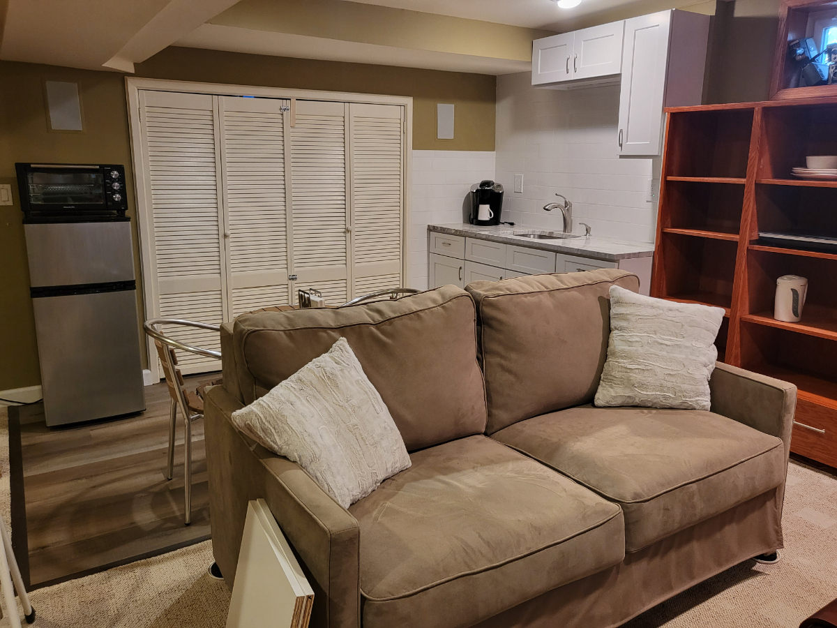 Room Rental with private bath - Photo 7
