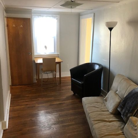 Private one bedroom with prime location - Photo 1
