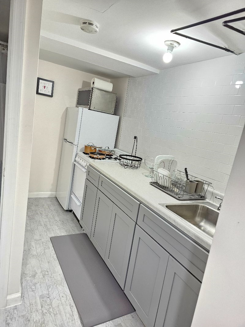 Cozy One Bedroom Basement Unit/Apartment (Fully Furnished/Utilities Included) - Photo 10