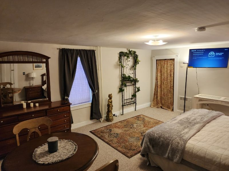Cozy Living and King Bed, Private Spa Bath and rain forest shower in Historic Rutland Home (1787) - Photo 9