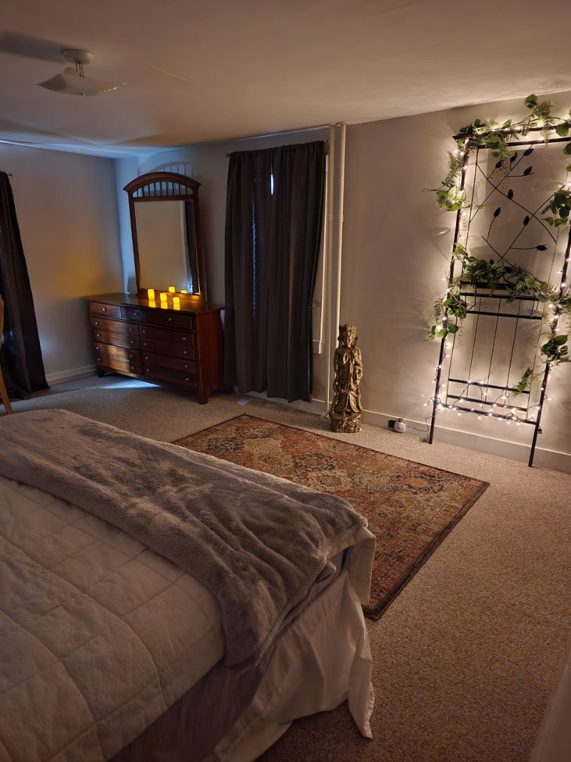Cozy Living and King Bed, Private Spa Bath and rain forest shower in Historic Rutland Home (1787) - Photo 12