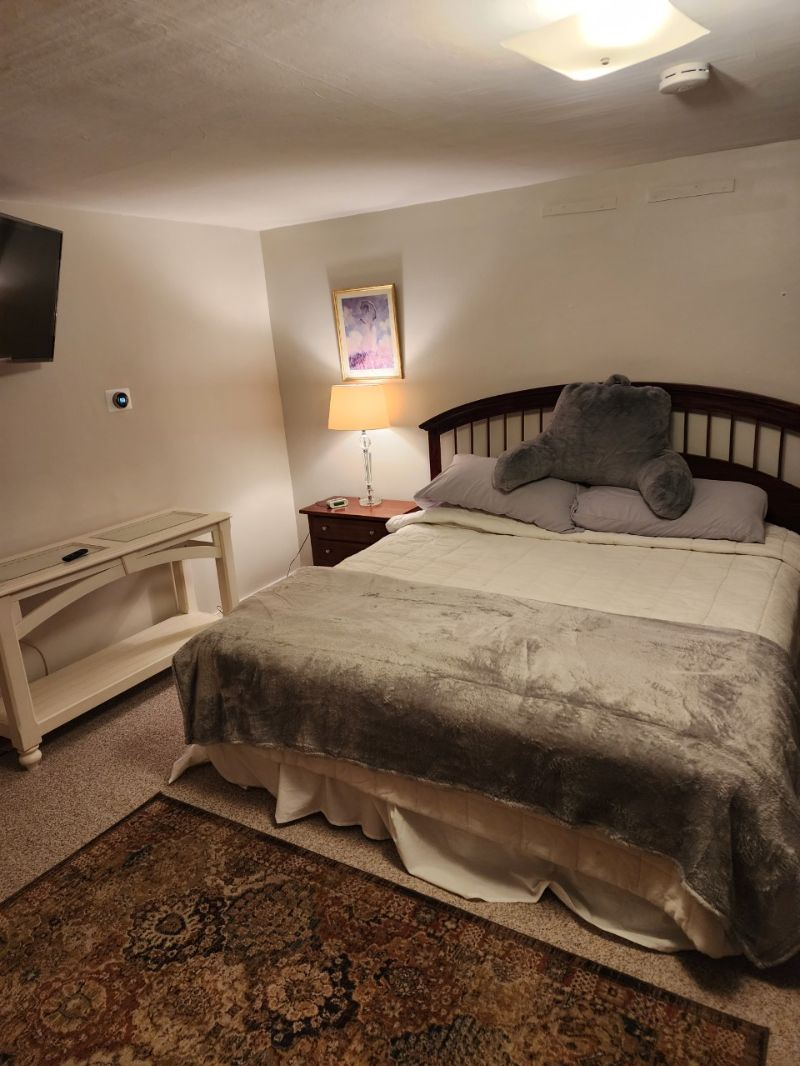 Cozy Living and King Bed, Private Spa Bath and rain forest shower in Historic Rutland Home (1787) - Photo 10