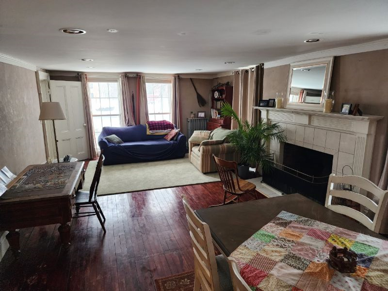 Cozy Living and King Bed, Private Spa Bath and rain forest shower in Historic Rutland Home (1787) - Photo 2