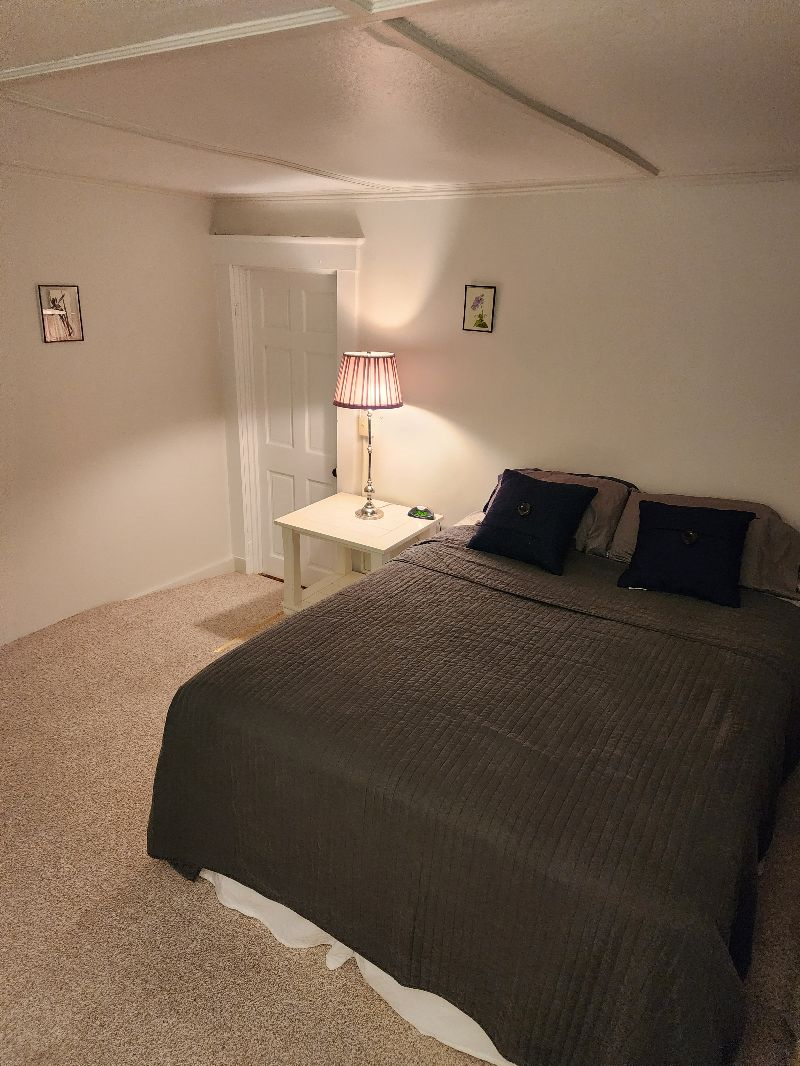 Cozy Living and King Bed, Private Spa Bath and rain forest shower in Historic Rutland Home (1787) - Photo 1