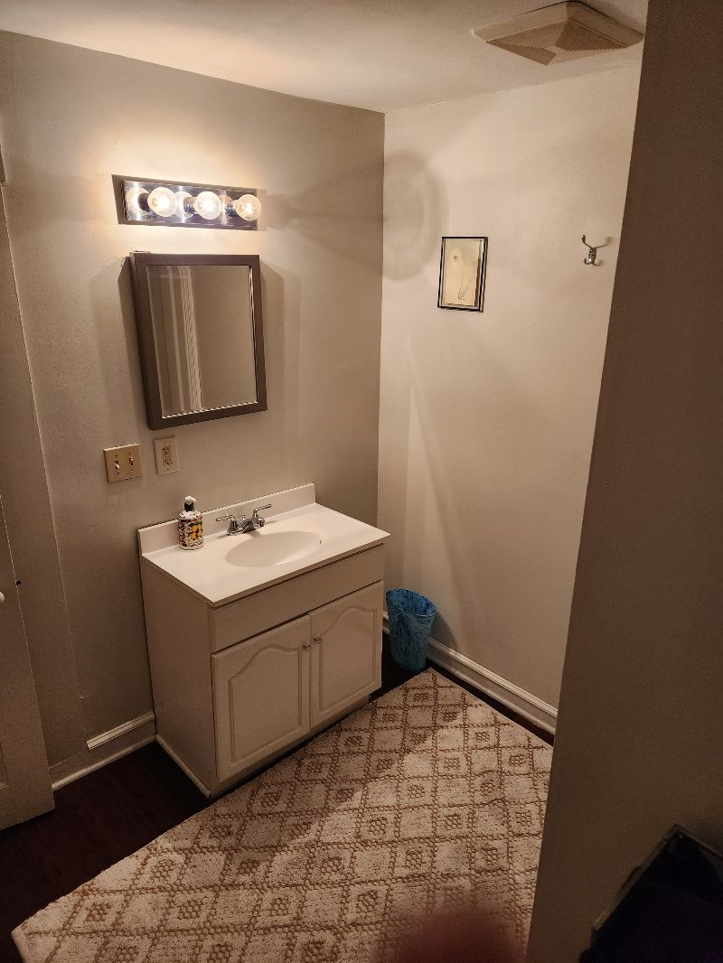 Cozy Living and King Bed, Private Spa Bath and rain forest shower in Historic Rutland Home (1787) - Photo 2