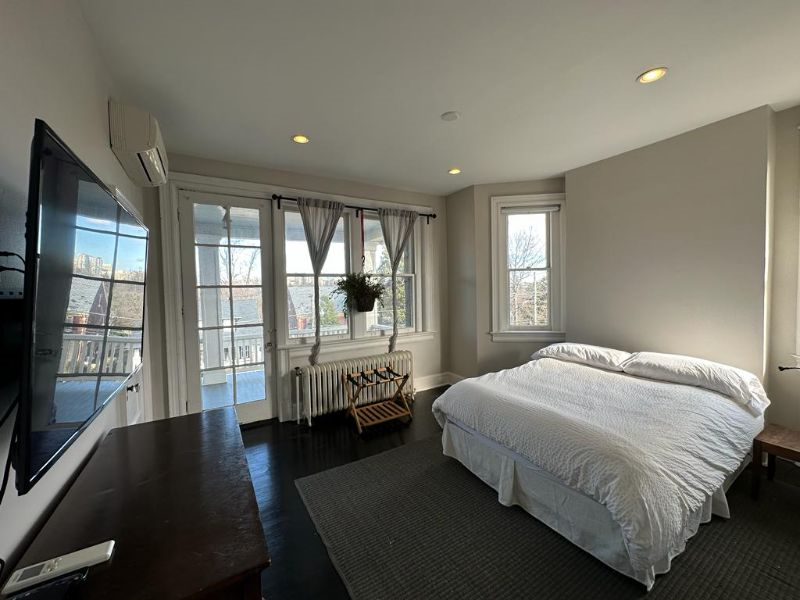 Experience Charm and Convenience in Washington DC's Private Room in a Recently Renovated 3-Story Hom - Photo 2