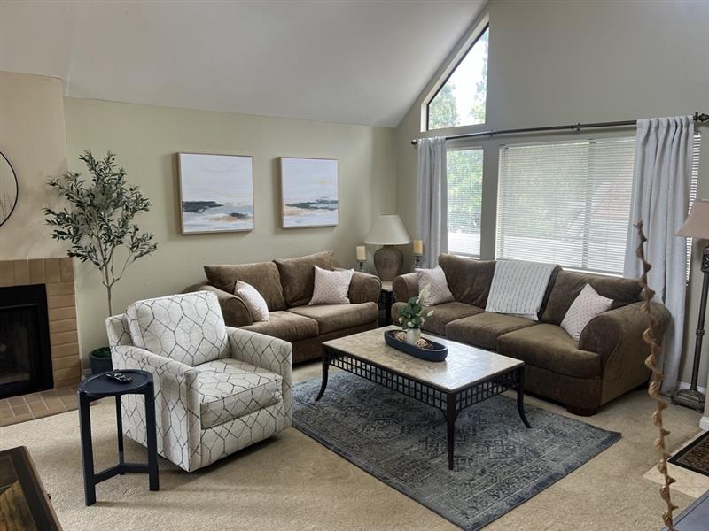 Spacious 2 bedroom Condo - Photo 2