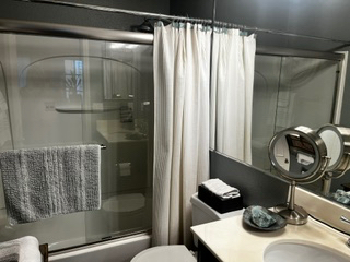 Light, bright upstairs, private room bath - Photo 4