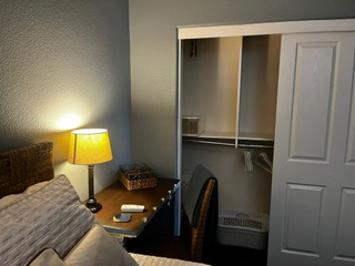 Light, bright upstairs, private room bath - Photo 3