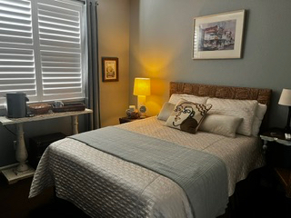 Light, bright upstairs, private room bath - Photo 1