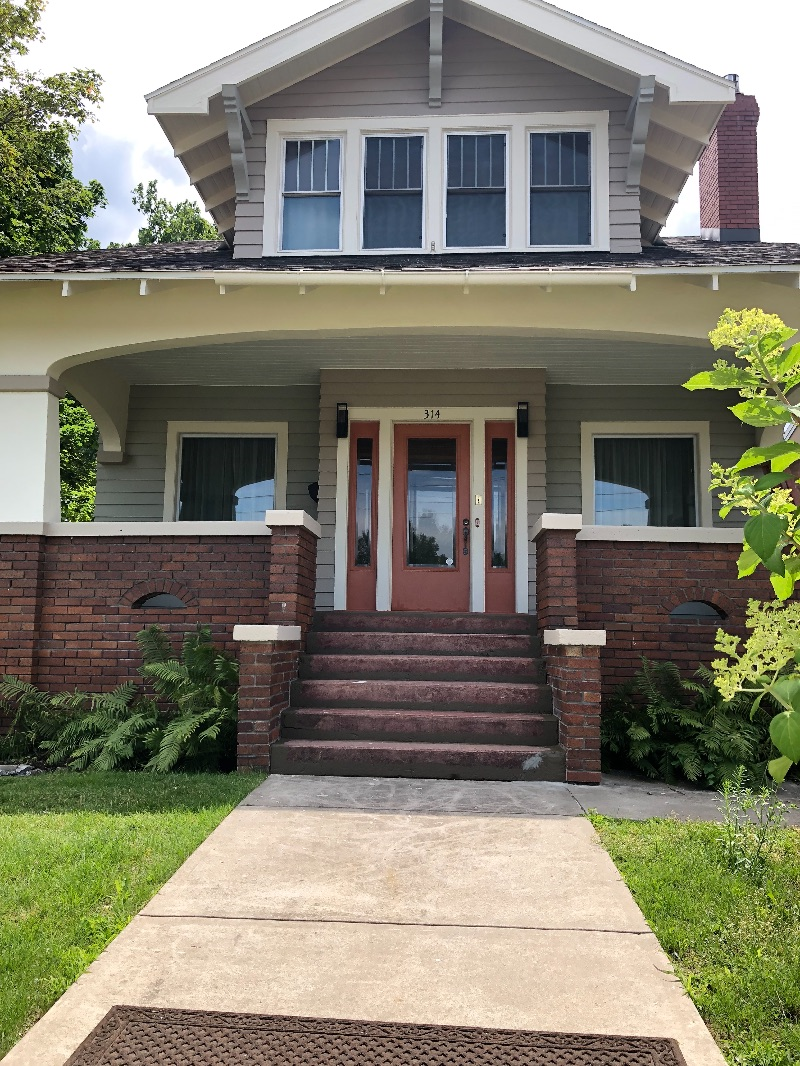 Cozy Craftman Style home close to downtown - Photo 2