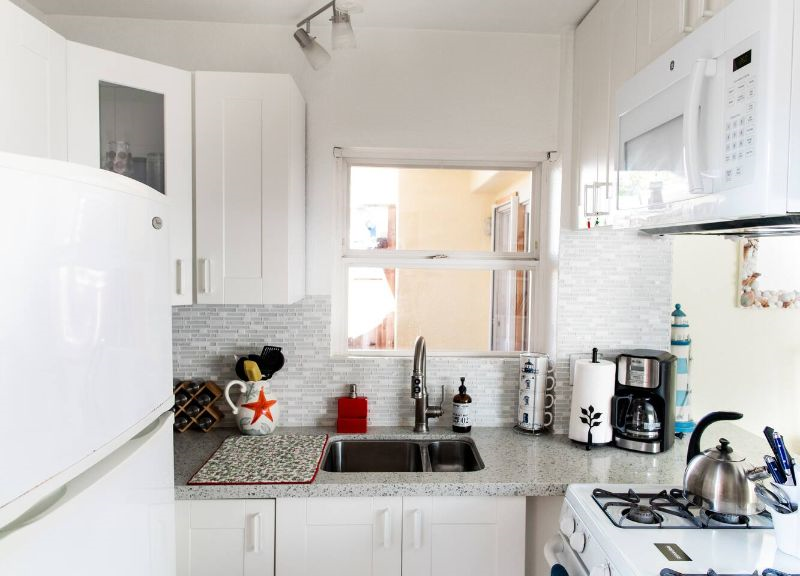 Stunning 1BR Apartment Two Blocks From The Ocean - Photo 3