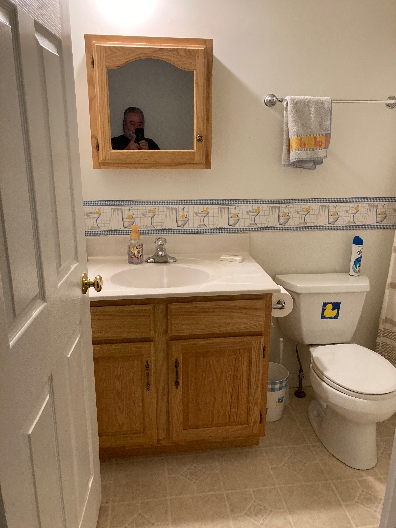 Room  for rent close to medical centers - Photo 9