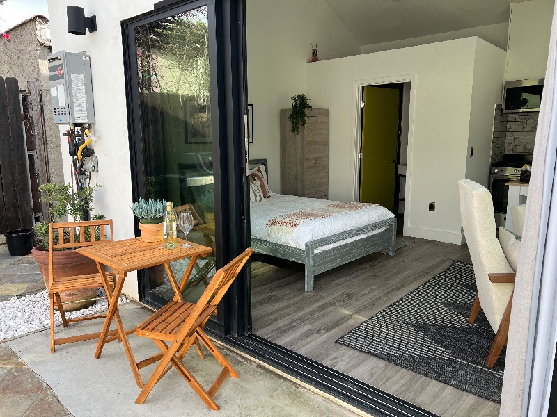 Modern Guest House in Mid-City LA - Photo 1