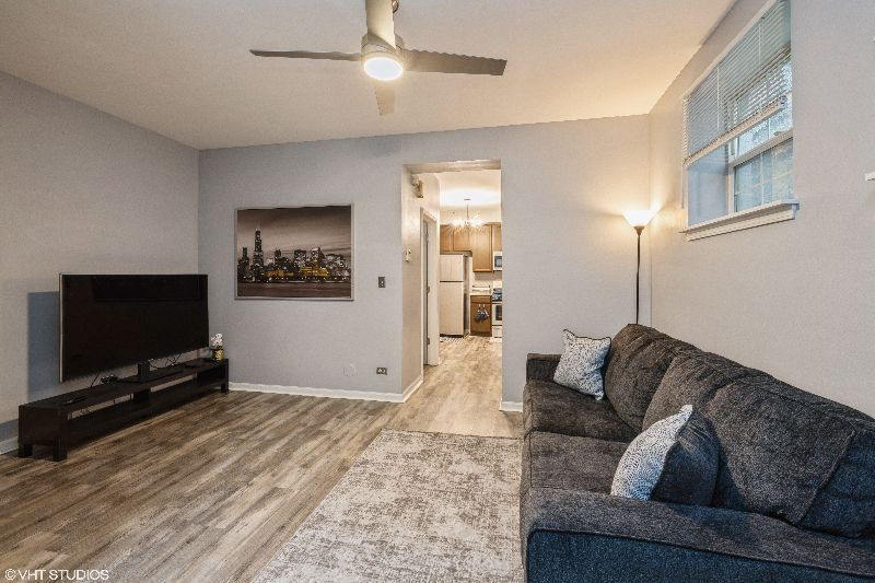 Bronzeville - 1 Bedrm Apt w/ 1 Garage Parking Spot